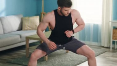 Genç adam evde eğitim görüyor.