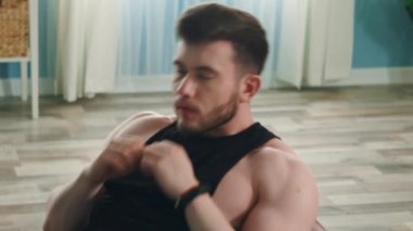 Atletik Adam Spor Topunda Üst Çıtırtı Yapıyor