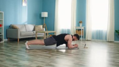 Genç Adam Evdeki Plank 'ta Duruyor