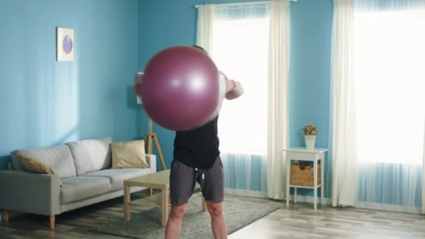 El hombre atlético está haciendo ejercicio de rotación del cuerpo superior — Vídeos de Stock