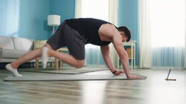 Atletik Adam Gadget Kullanarak Çalışıyor