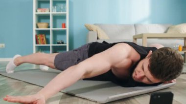 Genç Adam Evde Antrenman Yapmaya Çalışıyor