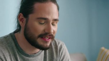 Adamın Görüntülü Sohbeti Var