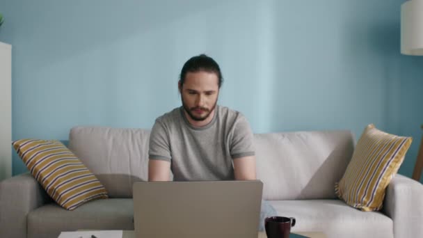 Фрілансер людина працює за комп'ютером — стокове відео