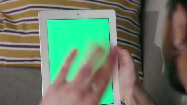 Человек машет Привет планшетному компьютеру с зеленым экраном — стоковое видео