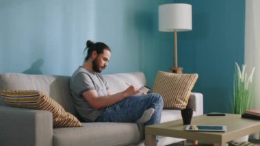 Yaratıcı Adam Çizim Yapıyor