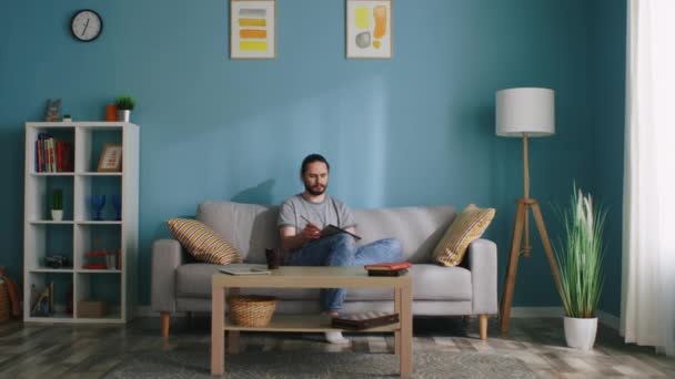 L'homme est déçu par son dessin et déchire une feuille de papier — Video