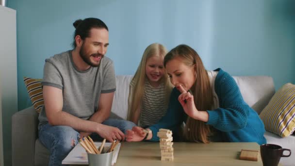 Junge Familie hat Spaß beim Jenga-Spielen — Stockvideo