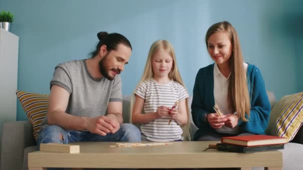 Los padres dedican tiempo a su hija jugando juntos — Vídeos de Stock