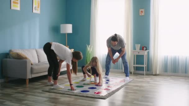 Rodinné hry Twister hry doma — Stock video
