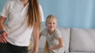 Küçük Sarışın Kız Dans Ediyor