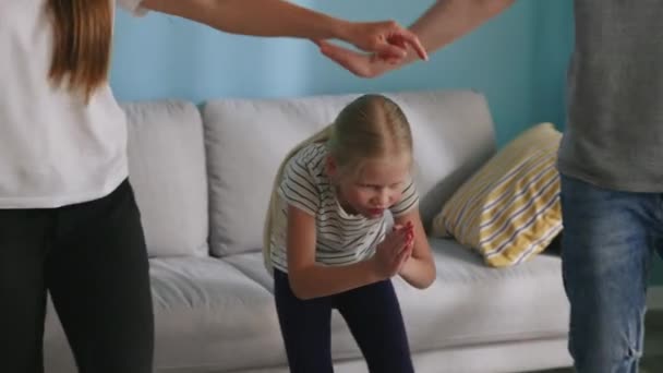 Маленька дівчинка отримує задоволення — стокове відео