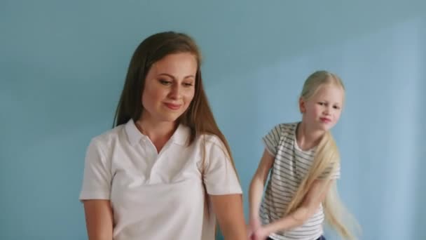 Mãe e filha praticam dança em casa — Vídeo de Stock