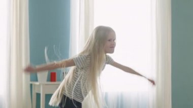 Evde Küçük Sarışın Kız Sahneye çıkıyor