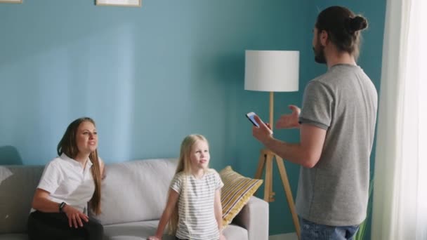 Oturma Odasında Mutlu Aile Eğlencesi — Stok video