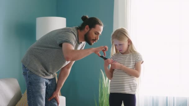 Lycklig familj far och dotter — Stockvideo