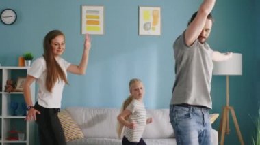 Aile Dans Ediyor ve Evde Eğleniyor