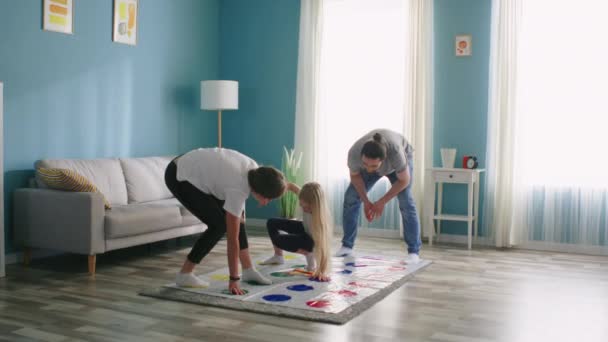 Los padres juegan Twister con su hija — Vídeo de stock