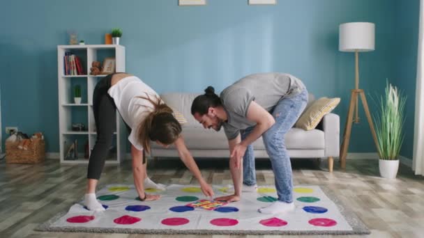 Jovem casal jogar Twister jogo em casa — Vídeo de Stock