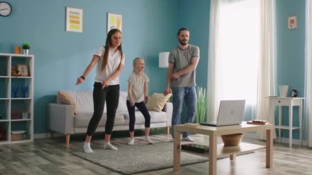 Семья учится танцевать с помощью ноутбука — стоковое видео