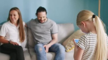 Küçük Kız Ebeveynleri Güldürüyor