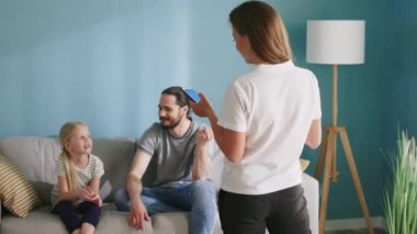 Genç Kadın Ailesiyle Oyun Oynuyor Gadget Kullanarak