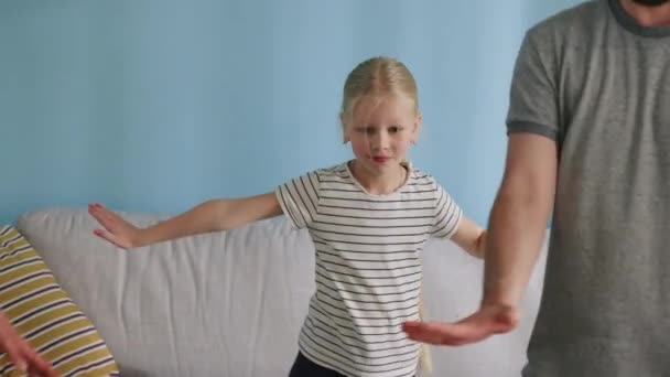 Маленька дівчинка практика танцює фітнес — стокове відео