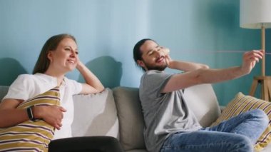 Çift Kağıt Kupa Telefonu Kullanırken Eğleniyor