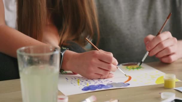 Paar is een grappig plaatje aan het tekenen — Stockvideo