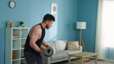 Adam evde eğitime gidiyor.