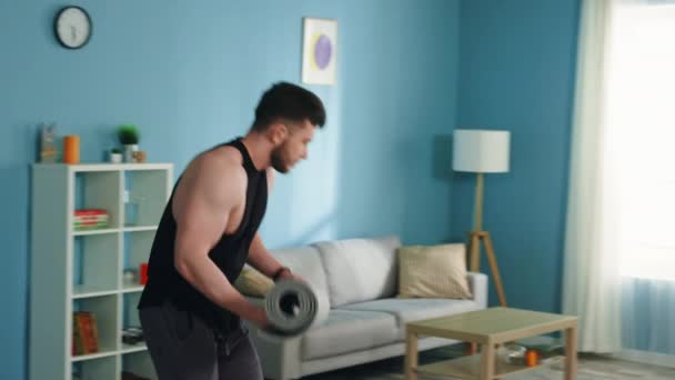 El hombre va a entrenar en casa — Vídeo de stock