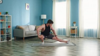 Güçlü sporcu sabah ısınıyor.