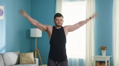 Güçlü Adam Kol Halkaları Yapıyor