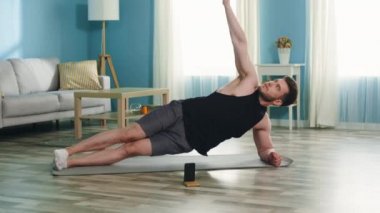 Adam yan yana duruyor Dirsek Plank