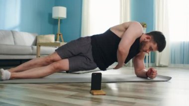 Atletik Adam Yan Dirsek Plank Egzersizleri Yapıyor