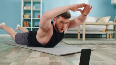 Kaslı Adam evde egzersiz yapıyor.