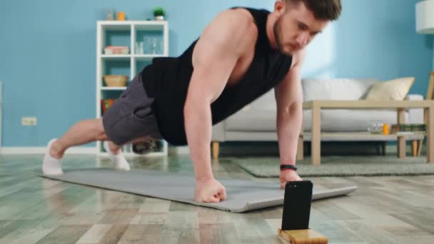Atlétikai Man csinál push-up otthon — Stock videók