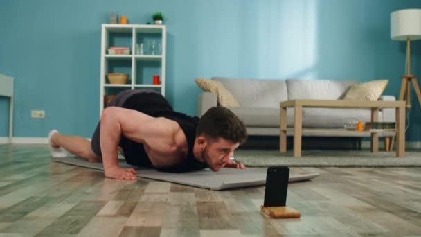 Junger Mann praktiziert Yoga — Stockvideo