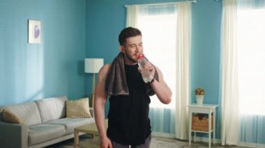 Su İçen Kaslı Adam Portresi