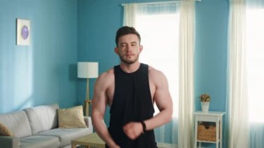 Genç kaslı adamın portresi