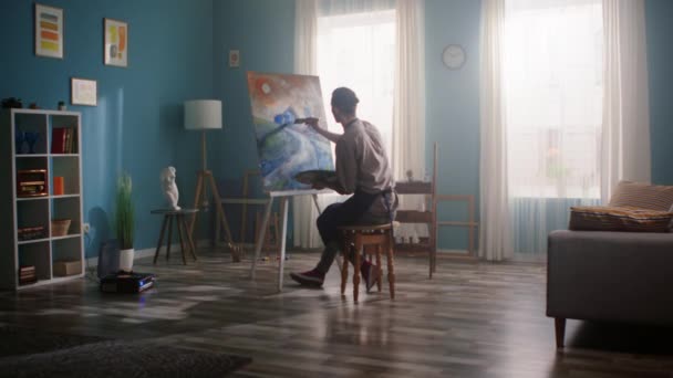 Peintre homme travaille sur son chef-d'œuvre — Video