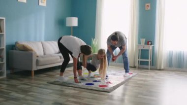 Mutlu Aile Evde Birlikte Oyun Oynuyor