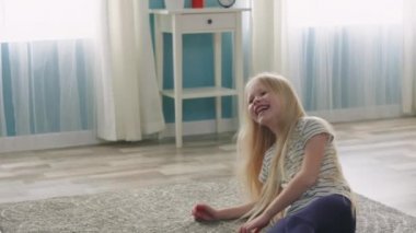 Girld Kid Evde Eğleniyor