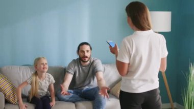 Aile Evde Komik Oyun Oynar