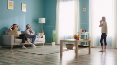 Aile Kağıt Kupa Telefonu Kullanırken Eğleniyor