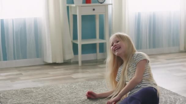 Girld Kid se diverte em casa — Vídeo de Stock