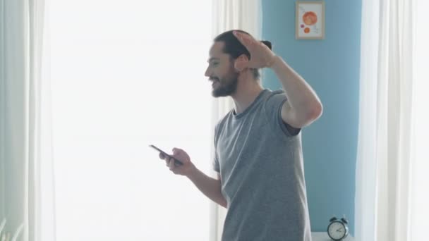 Людина грає в інтерактивну гру вдома — стокове відео