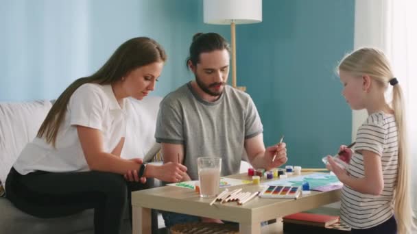 Orangtua dan Gadis yang melukis — Stok Video