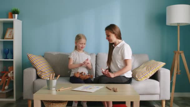 Mutter lehrt kleine Mädchen Hygiene-Grundlagen — Stockvideo