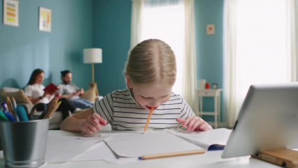 Malá dívka student má zábavu doma — Stock video